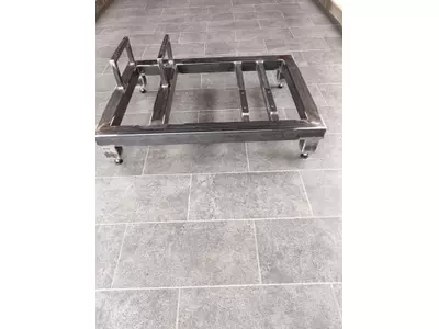 Side view – welded steel base frame with integrated crossmembers.jpg